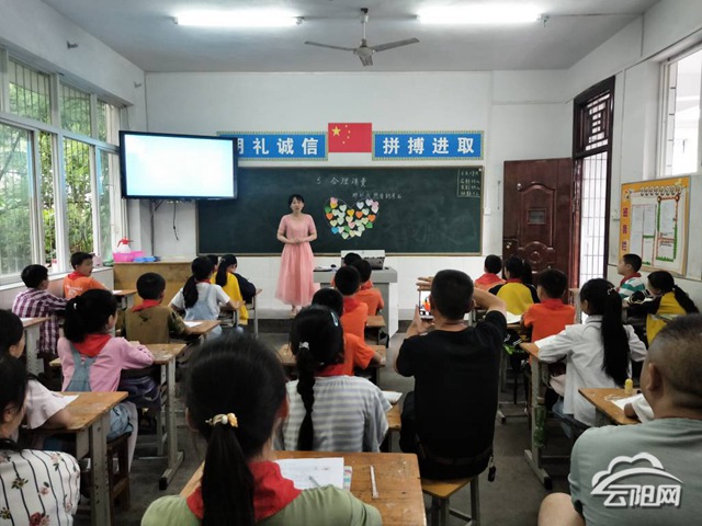 云阳网讯(通讯员 高诗令)近日,千丘小学举办了《道德与法治》赛课活动