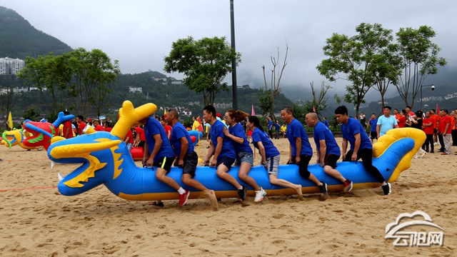 旱地龙舟,沙滩拔河……云阳举办首届社区沙滩趣味运动会