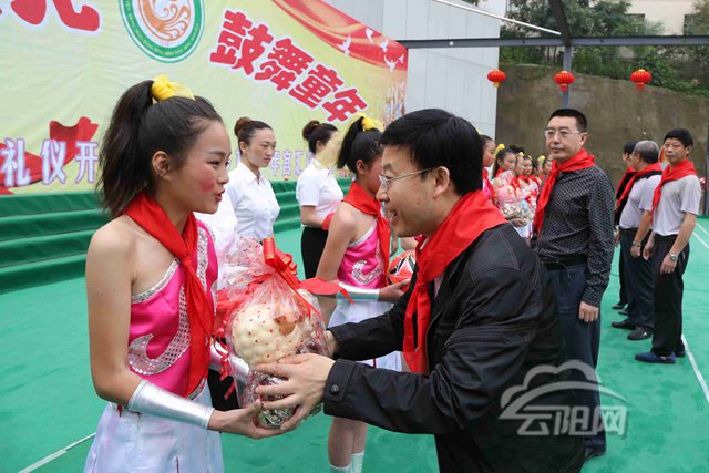 朱锡祥到凤鸣小学慰问 为孩子们送上节日祝福