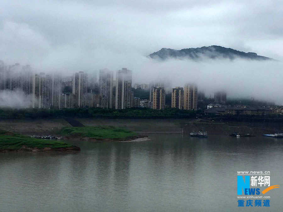 6月16日,大雨过后云阳县城云雾缭绕似仙境