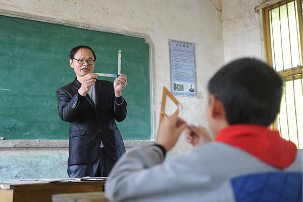 在重庆市云阳县高阳镇四新村小,老师向国正在给学生伍涛讲课(10月21日