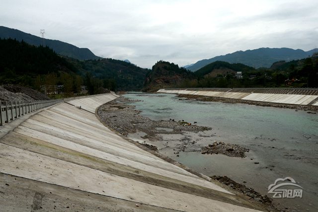 3700户高山贫困群众下山 鱼泉汤溪河堤整治完工