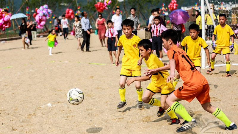 民德小学、盘石小学孩子们赤脚进行沙滩足球比赛
