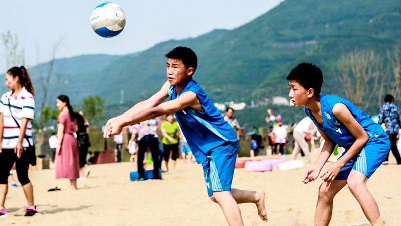 云师附小、盘石小学在沙滩中间进行沙滩排球比赛