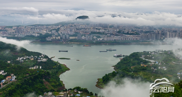 云阳县城雨中景象 若隐若现恍如仙境