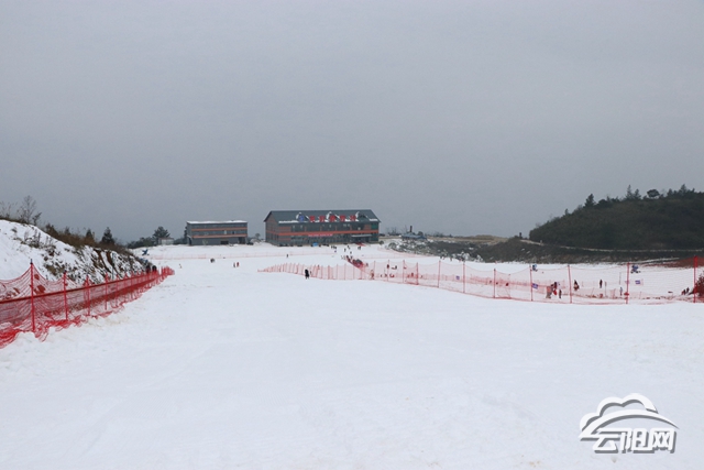 云阳:龙缸滑雪场升级改造后正式开园