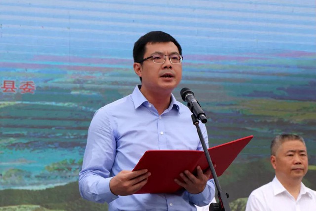 云阳县领导干部直播助农公益活动暨第十三届巴阳枇杷节开幕式举行